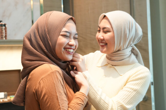 Tetap Jaga Kesehatan Rambut di Balik Hijabmu, Berikut 4 Tips Mudah untuk Merawatnya!